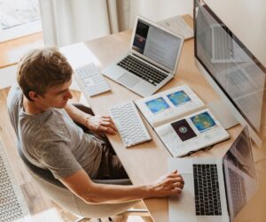 cómo colocar habilidades blandas en currículum, programador trabajando